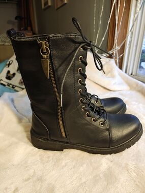 Seven7 Footwear "Mr. Bootie" featuring a distinctive functional side zipper Sz11